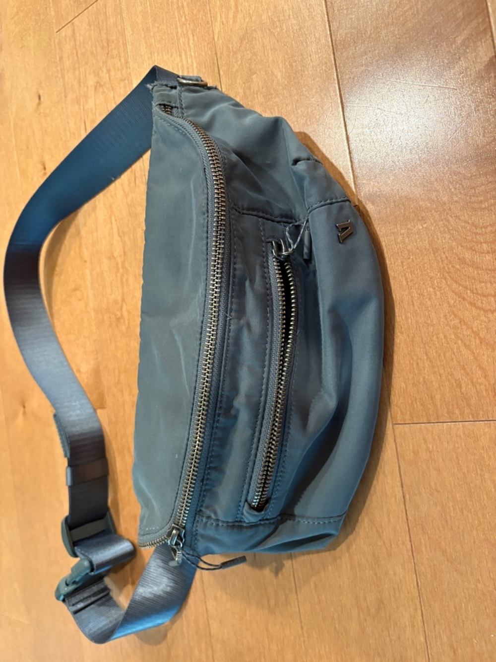 Vuori sling bag